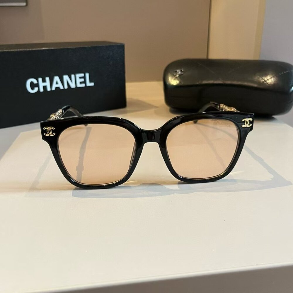 Chic Black Women’s Sunglasses - Picture 4 of 8